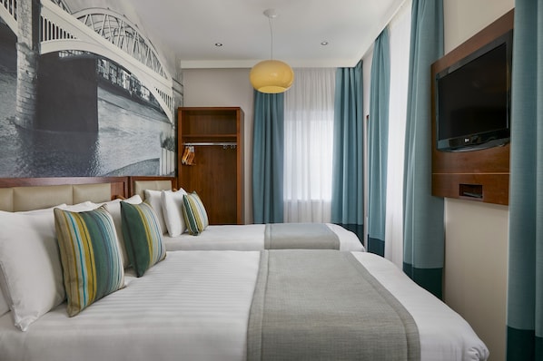 Habitación triple | Ropa de cama de alta calidad y caja de seguridad en la habitación