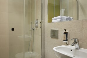 Shower, free toiletries, hair dryer, towels - Seraphine Hammersmith Hotel (London)