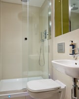 Quarto standard | Banheiro | Chuveiro, produtos de toalete grátis, secador de cabelo 