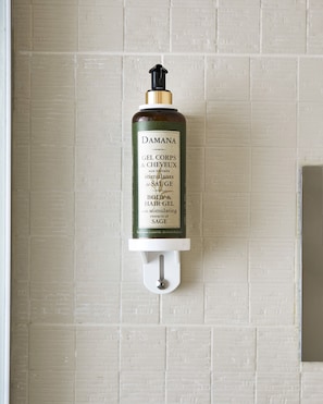 Ropa de cama de alta calidad y caja de seguridad en la habitación