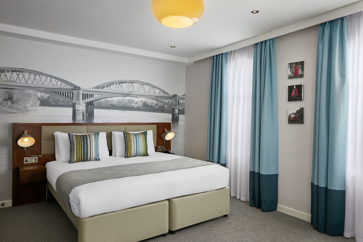 Double Room, Accessible | Premium bedding, in-room safe, desk, laptop workspace