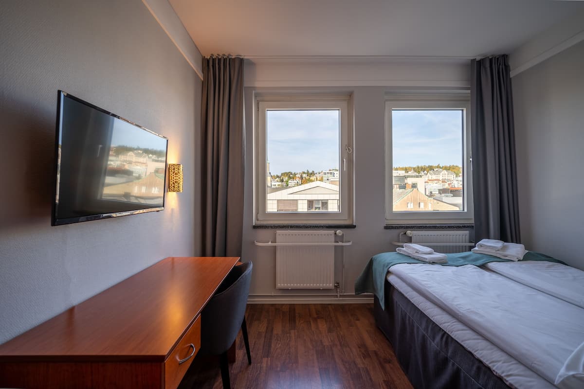 Basic Double or Twin Room | Hypo-allergenic bedding, desk, laptop workspace, iron/ironing board