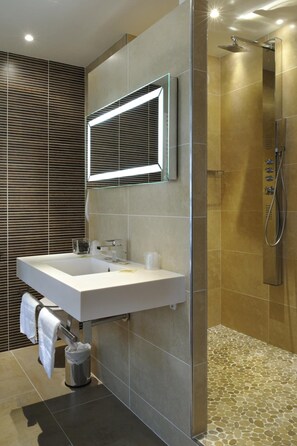 Habitación exclusiva | Baño | Regadera, amenidades de baño gratuitas, secadora de cabello, toallas 
