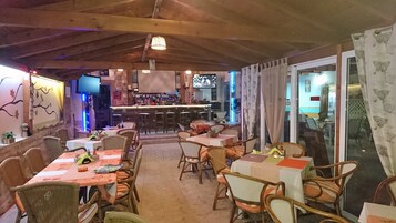 Bar junto a la piscina