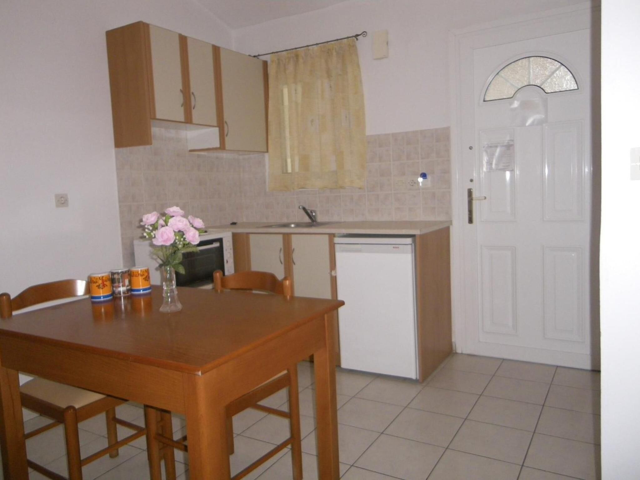 fridge, stovetop, electric kettle, cookware/dishes/utensils