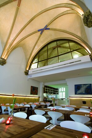 Frokost serveres, uteservering 