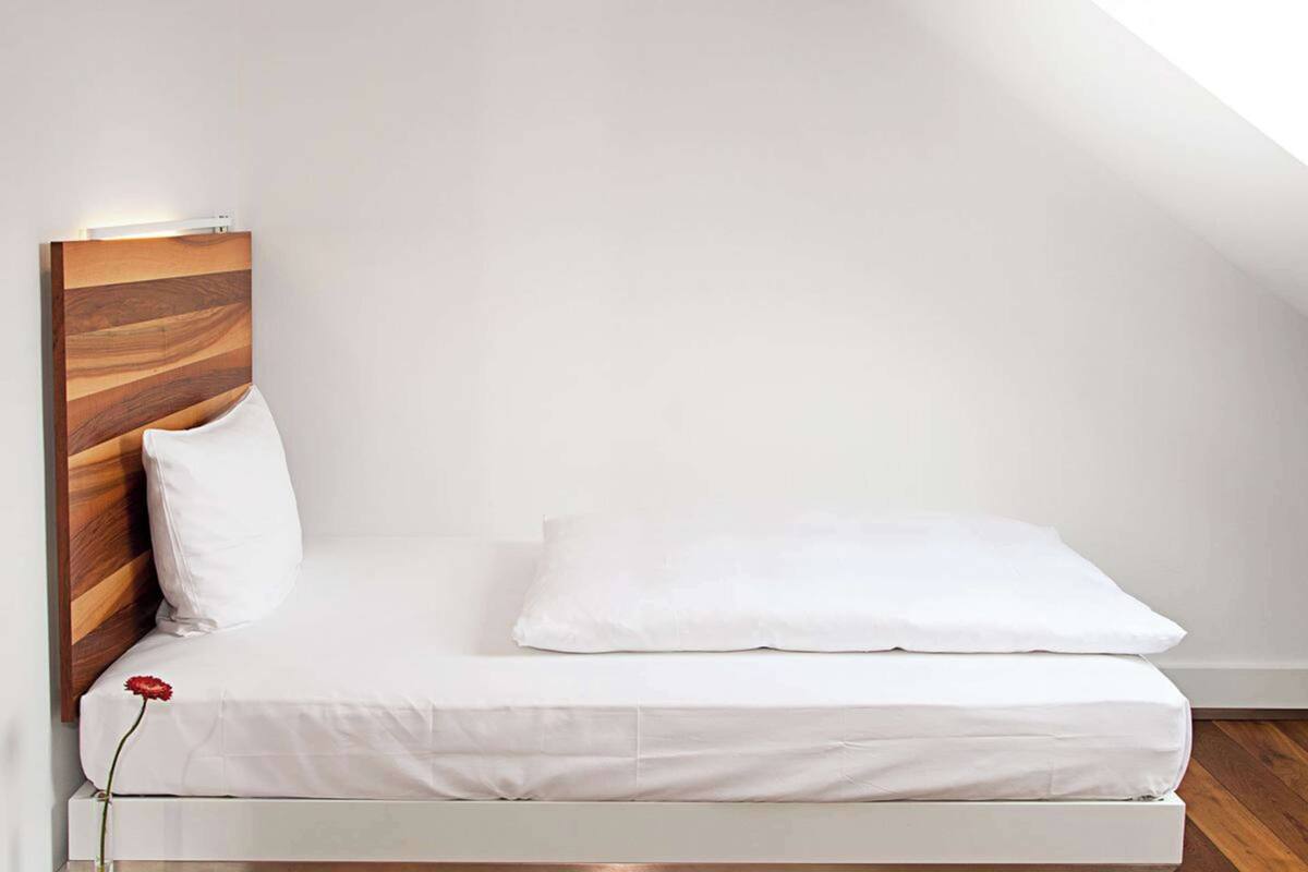 Kamar Ekonomi, 1 Tempat Tidur Twin, lemari es (Shower Only) | 1 kamar tidur, seprai premium, bantalan ekstra lembut, dan minibar