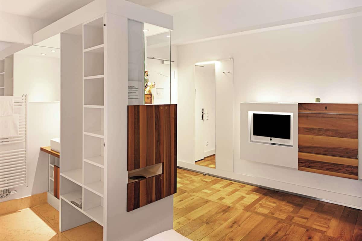 Habitación Confort, 1 cama de matrimonio, frigorífico, en la zona del patio (Shower Only) | Ropa de cama de alta calidad, colchones con acolchado adicional, minibar