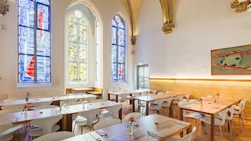 Tägliches Frühstücksbuffet gegen Gebühr