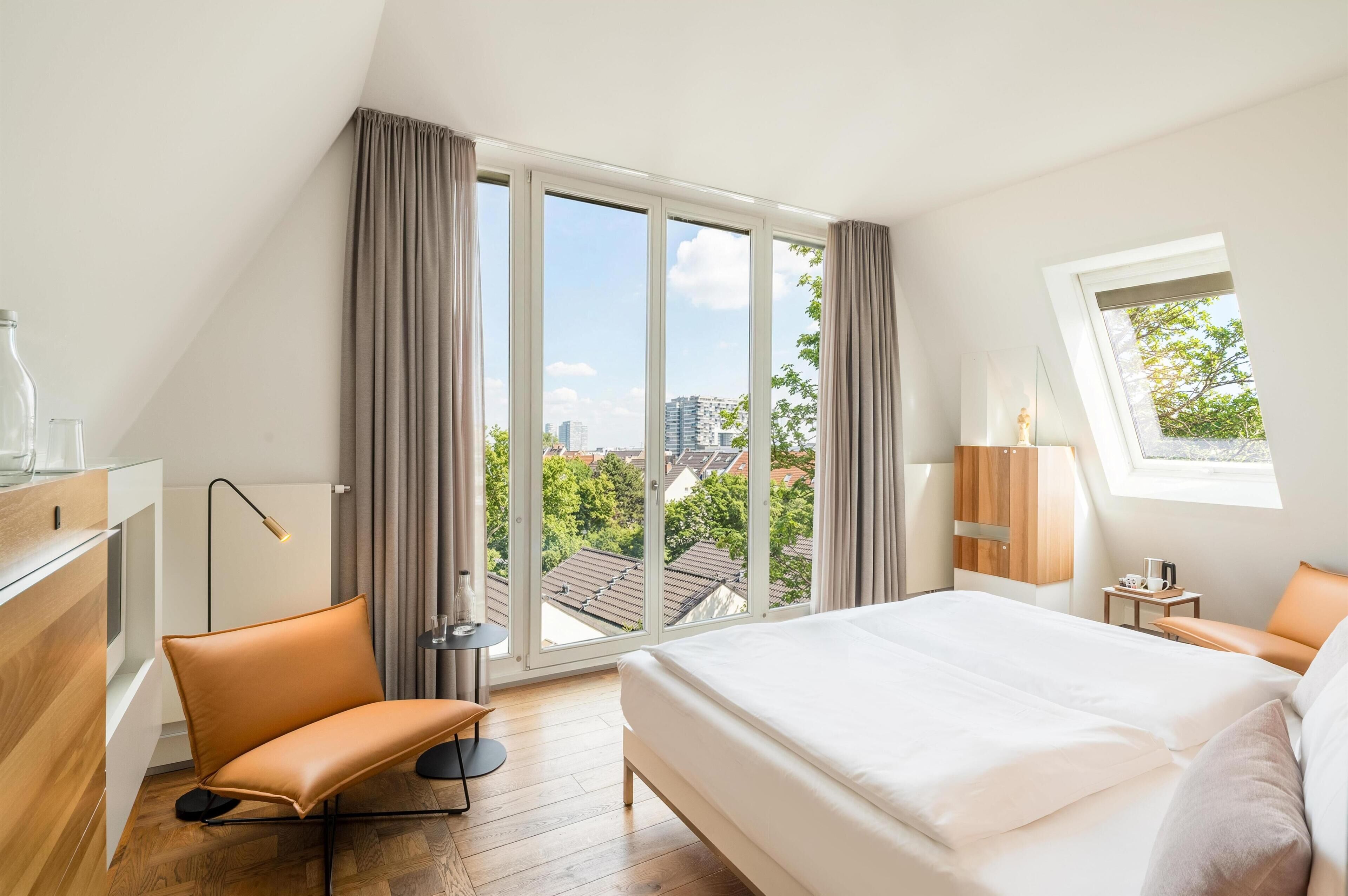 Suíte júnior, 1 cama King, geladeira (Cozy Sitting Corner) | Roupas de cama premium, camas com colchões pillow-top, frigobar