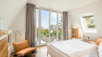 Suíte júnior, 1 cama King, geladeira (Cozy Sitting Corner) | Roupas de cama premium, camas com colchões pillow-top, frigobar