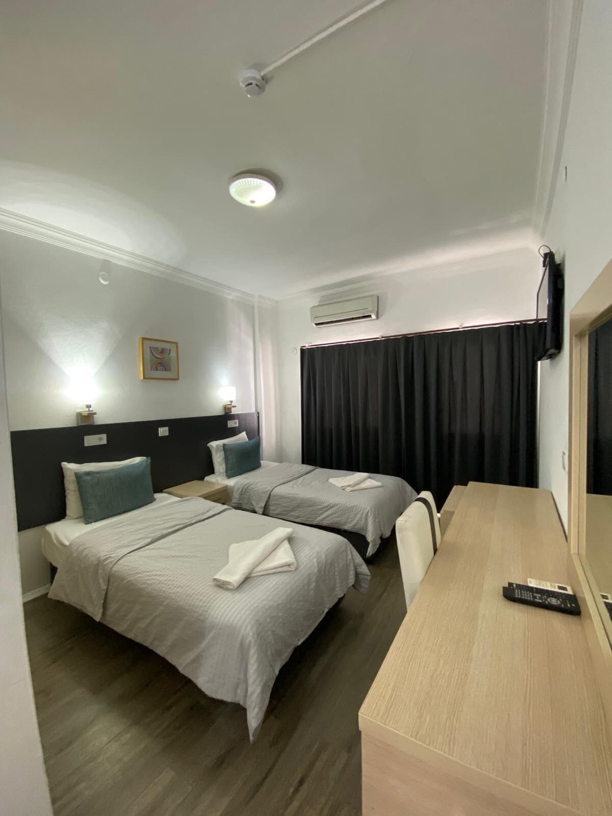 Basic-Doppel- oder -Zweibettzimmer, 1 Doppelbett, Stadtblick | Allergikerbettwaren, Minibar, Schreibtisch, schallisolierte Zimmer