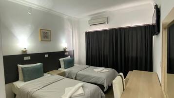 Basic-Doppel- oder -Zweibettzimmer, 1 Doppelbett, Stadtblick | Allergikerbettwaren, Minibar, Schreibtisch, schallisolierte Zimmer