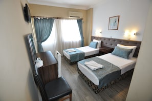 Basic-Doppel- oder -Zweibettzimmer, 1 Doppelbett, Raucher, Stadtblick | Allergikerbettwaren, Minibar, Schreibtisch, schallisolierte Zimmer