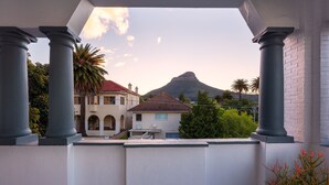 A balcony with a view of a mountain and houses. - Esperanza Guest House (Cape Town)