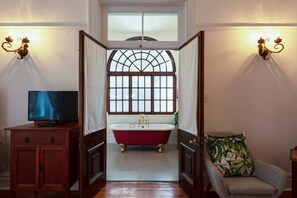 ルーム (5) | バスルーム | シャワー付き浴槽、深めの浴槽、バスアメニティ (無料)、ヘアドライヤー