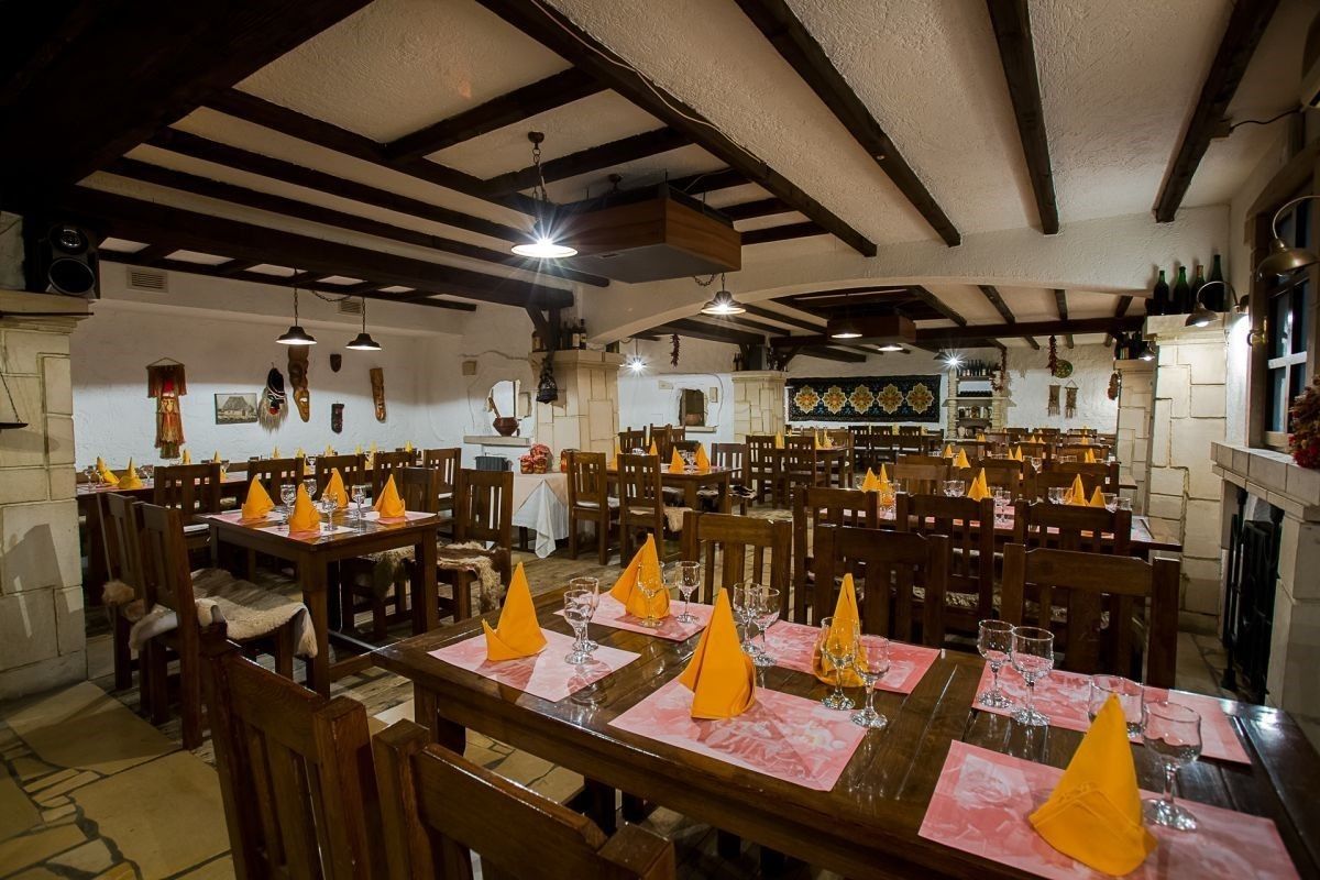 breakfast, lunch and dinner served