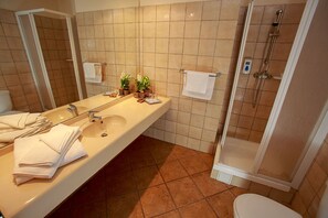 Business Twin Room, City View | Bathroom | Bathrobes, slippers, towels - Hotel Irisa (Bucharest)