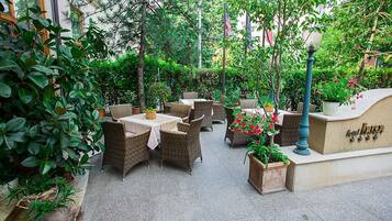 Breakfast, lunch and dinner served