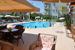 En säsongsöppen utomhuspool