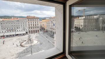 City Lodge Duplex Vista Piazza Annex - Piazza Unita | Hochwertige Bettwaren, Zimmersafe, Verdunkelungsvorhänge