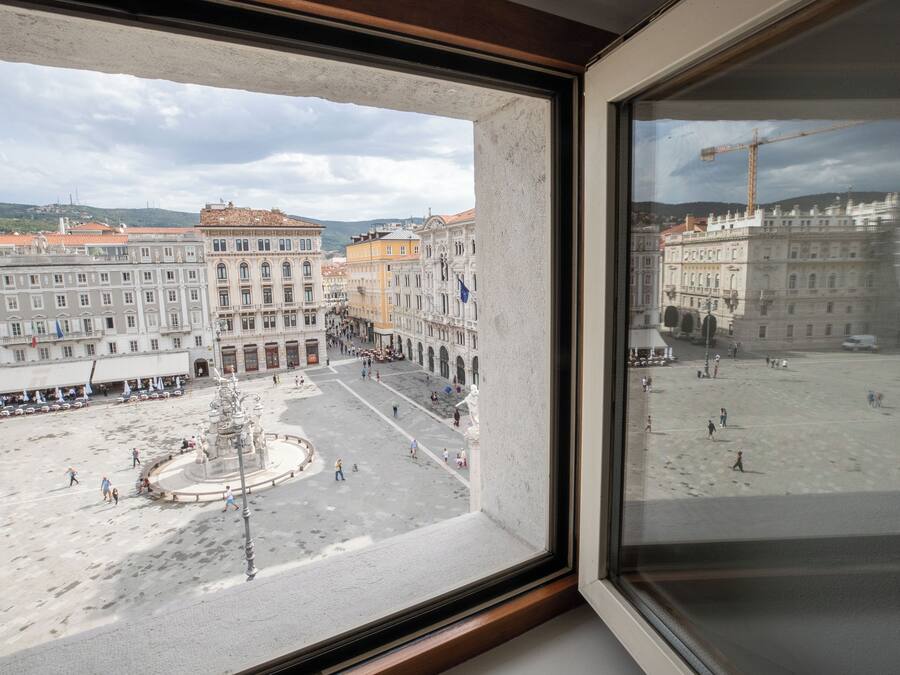 Ropa de cama de alta calidad y caja de seguridad en la habitación