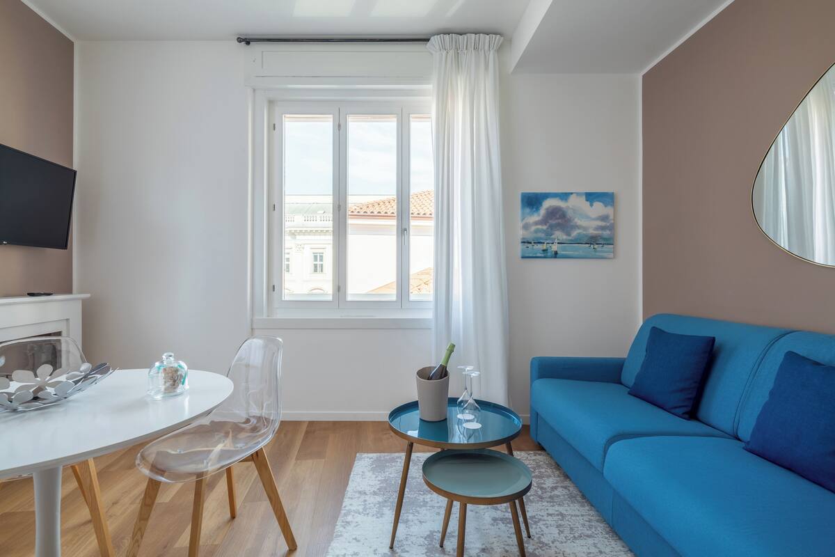 Smart Aparthotel Annex - Pozzo del Mare | Area soggiorno | TV a schermo piatto 55 pollici con canali satellitari