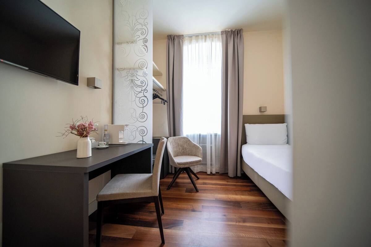 single room | premium bedding, minibar, in-room safe, desk