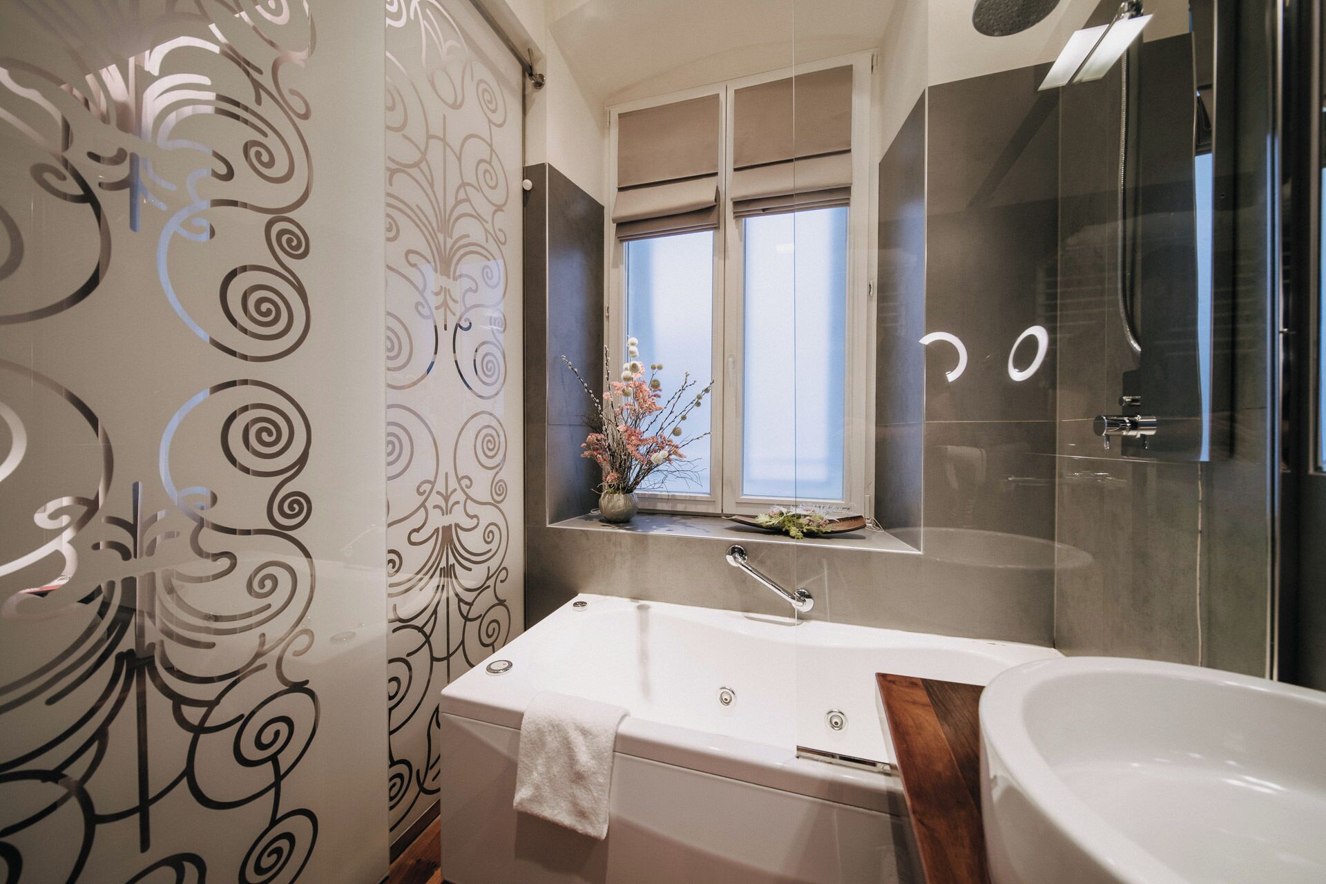 classic double room | bathroom | free toiletries, hair dryer, bidet, towels
