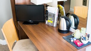 Desk, iron/ironing board, free cots/infant beds, free WiFi - Surtees (Newcastle-upon-Tyne)