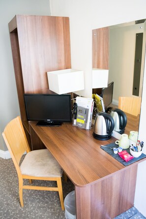 Desk, iron/ironing board, free cribs/infant beds, free WiFi - Surtees (Newcastle-upon-Tyne)