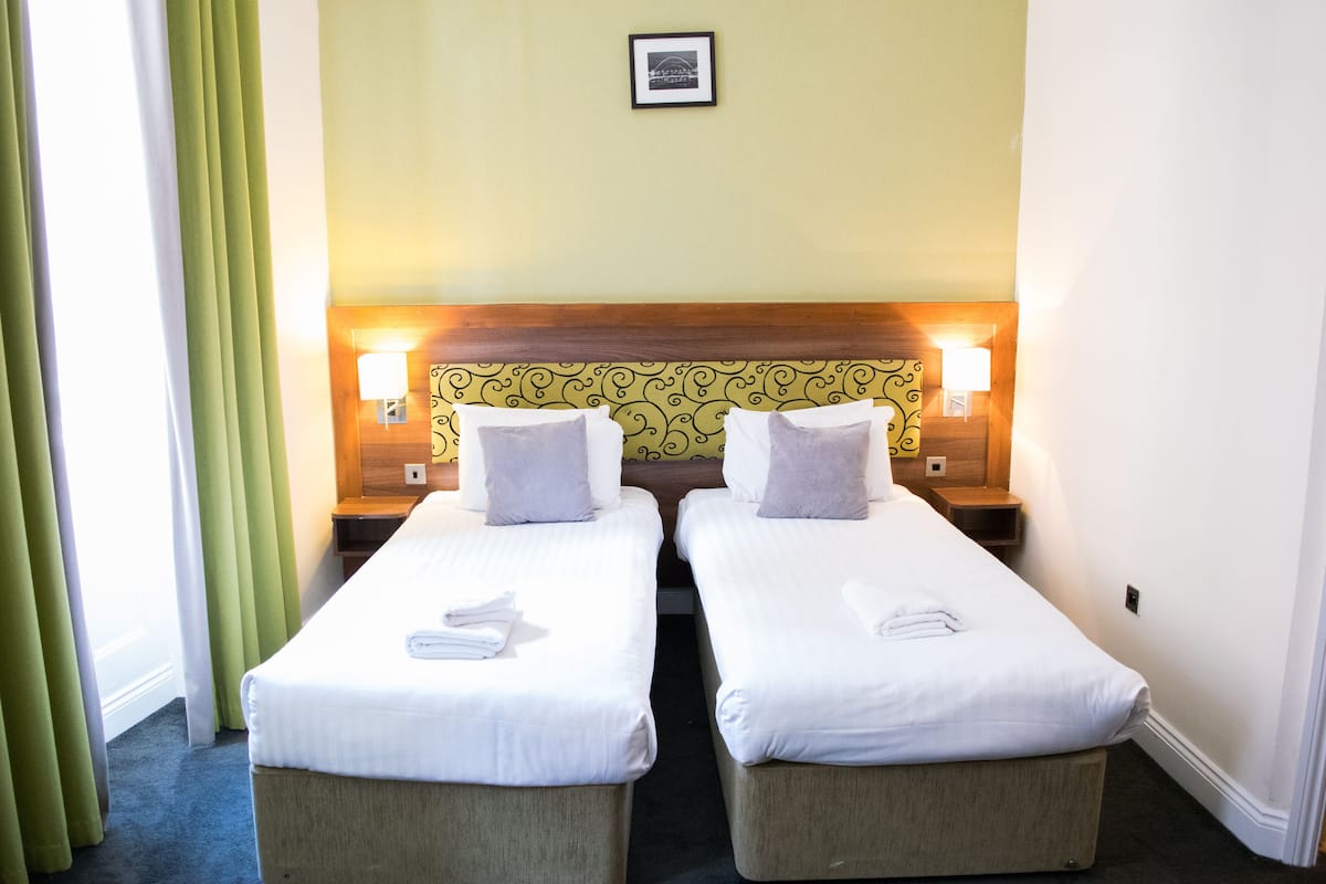 Deluxe Twin Room | Desk, iron/ironing board, cribs (free), WiFi (free)