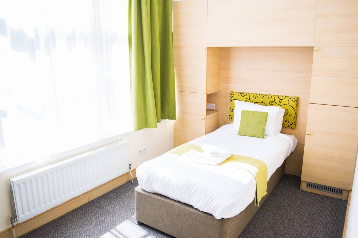 Deluxe Single Room | Desk, iron/ironing board, cribs (free), WiFi (free)
