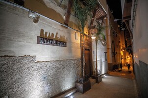 Fachada da propriedade à noite