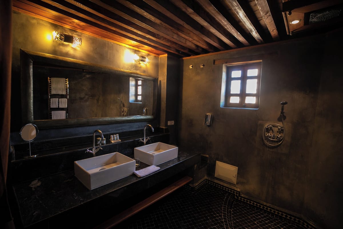 Habitación doble romántica (Alia) | Baño | Regadera, secadora de cabello, batas, toallas