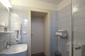 Amenidades de baño de diseñador, secadora de cabello, batas, pantuflas 