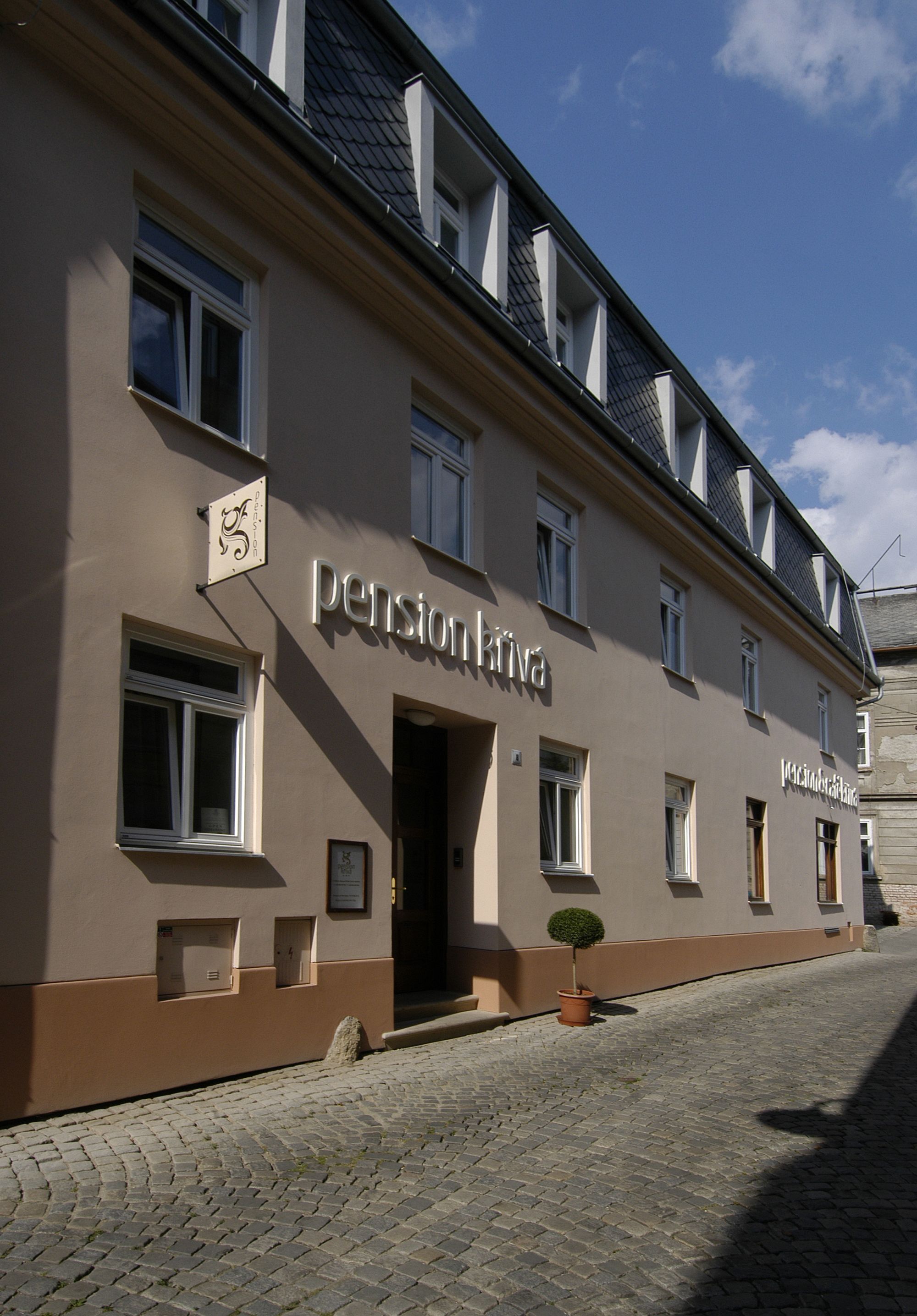 A building with a sign reading "pensionhof".
