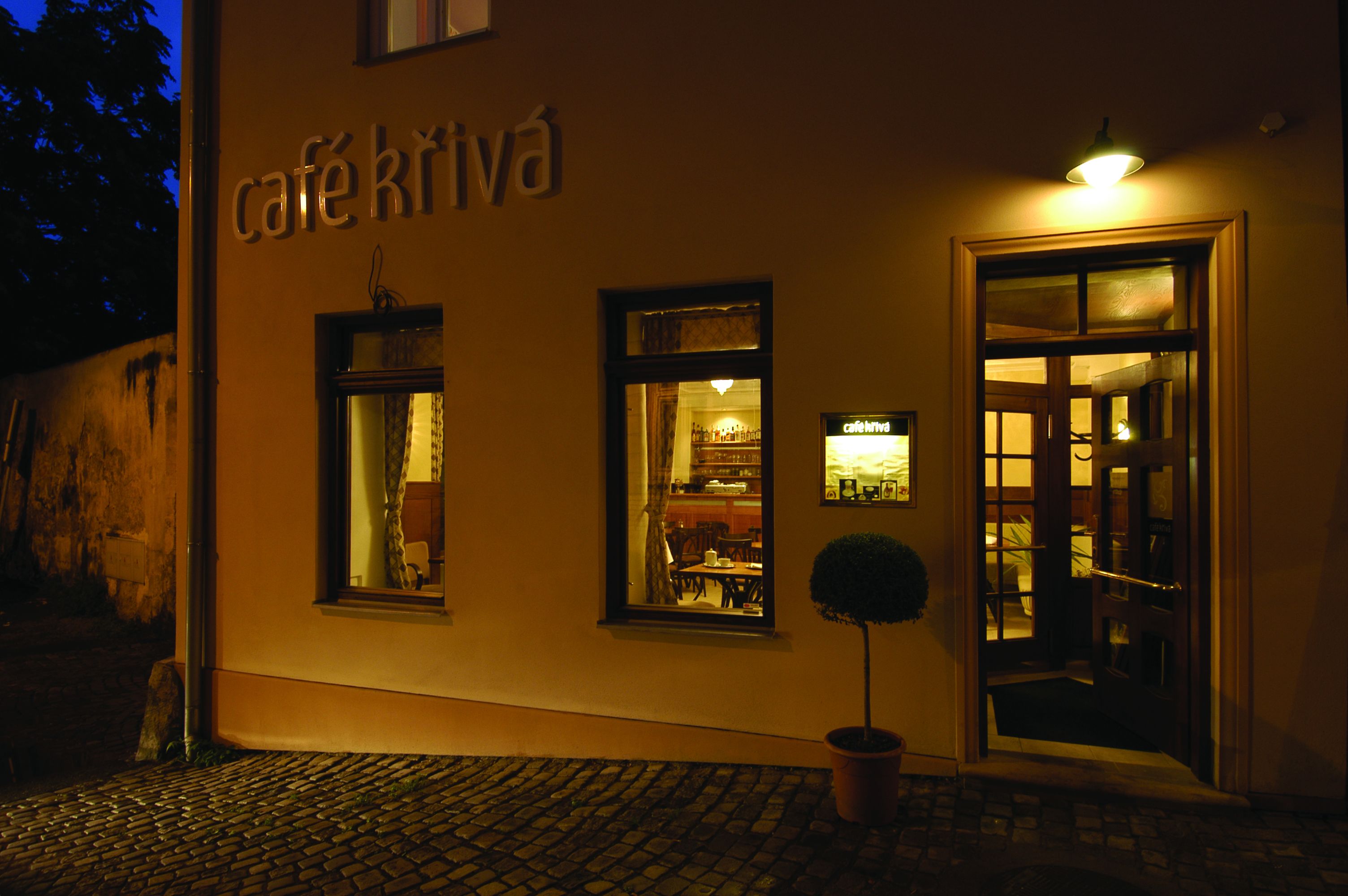 Facciata della struttura - sera/notte