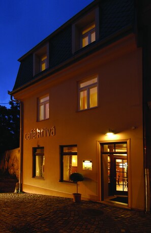 Vista frontal de la propiedad por la tarde o noche