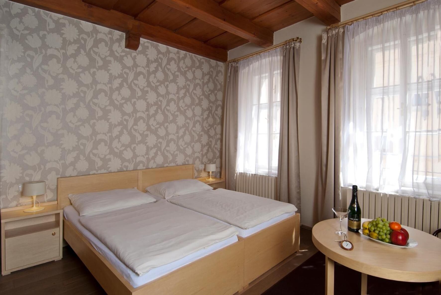 Tempat tidur Select Comfort, minibar, dan didekorasi berbeda-beda