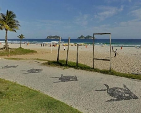 Una playa cerca. Entremares Hotel