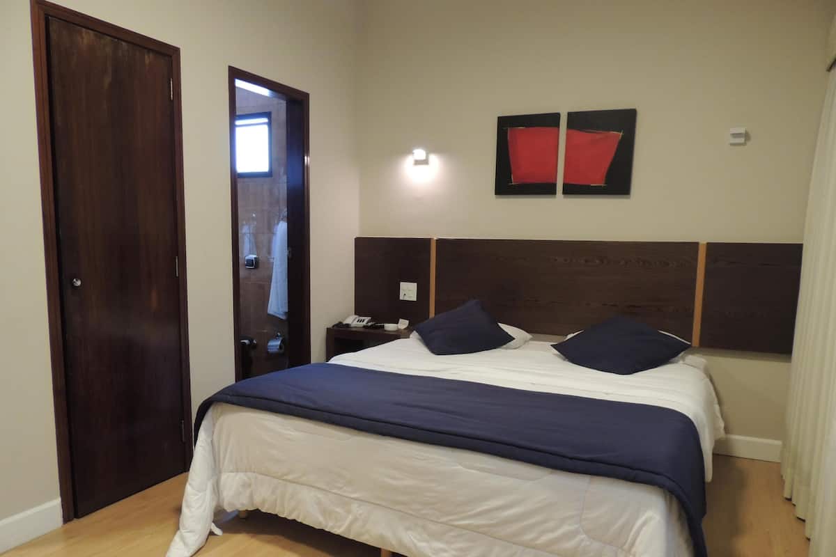 Een minibar, een kluis op de kamer, gratis wifi, beddengoed