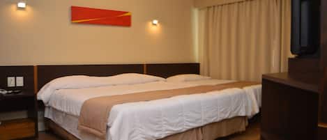 Quarto triplo standard | Frigobar, cofres nos quartos, Wi-Fi de cortesia, roupa de cama