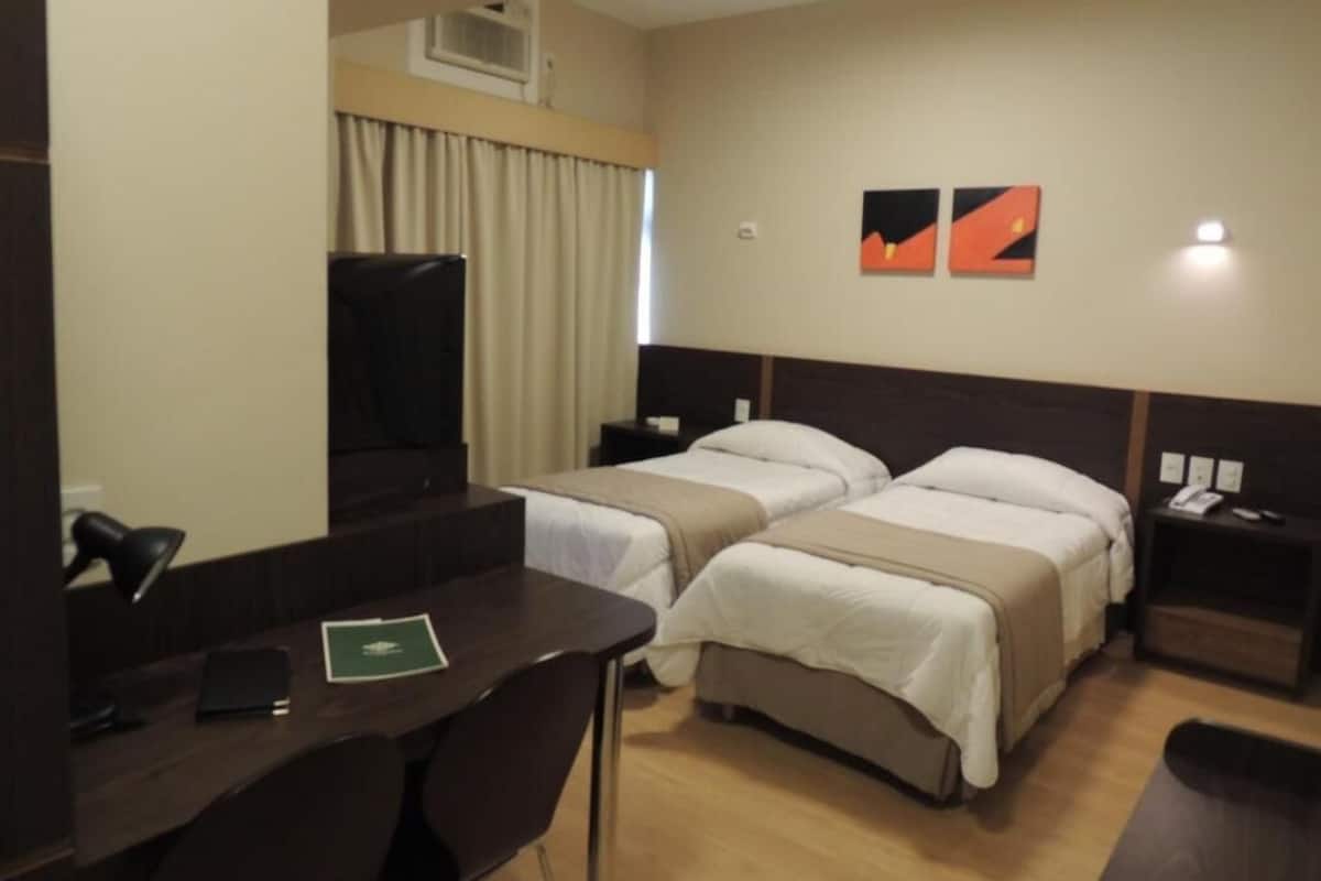 Minibar, Zimmersafe, kostenloses WLAN, Bettwäsche