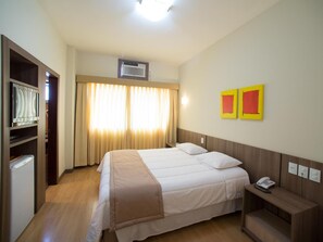 Minibar, in-room safe, free WiFi, bed sheets - Entremares Hotel (Rio de Janeiro)