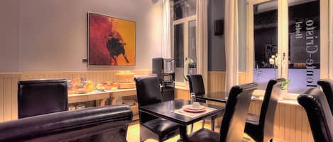Desayuno continental (EUR 15 por persona)