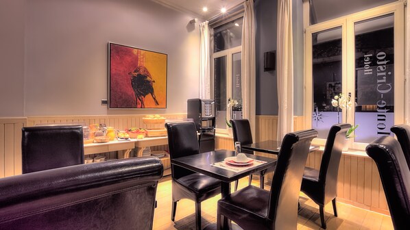 Daily continental breakfast (EUR 15 per person) - Le Monte Cristo (Mons)