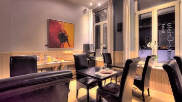 Desayuno continental diario (EUR 15 por persona)