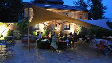 Petit déjeuner, déjeuner et dîner servis sur place, vue sur le jardin