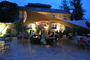 Breakfast, lunch, dinner served; garden views - Le Monte Cristo (Mons)